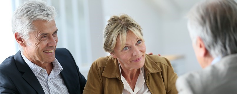 Un couple attentif aux conseils d'un professionnel